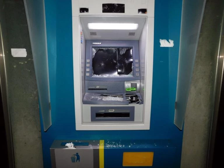 Ανατίναξαν δύο ATM στην Αχαρνών κι έφυγαν με τα χρήματα